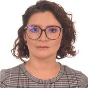 Profesora de ciencias sociales con experiencia en clases para niños y adultos